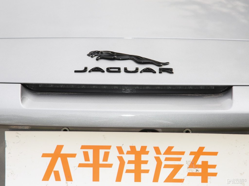 艾格峰灰捷豹F-TYPE車尾外觀圖片