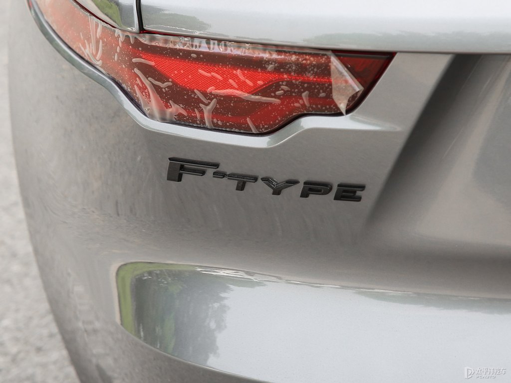 艾格峰灰捷豹F-TYPE車尾外觀圖片