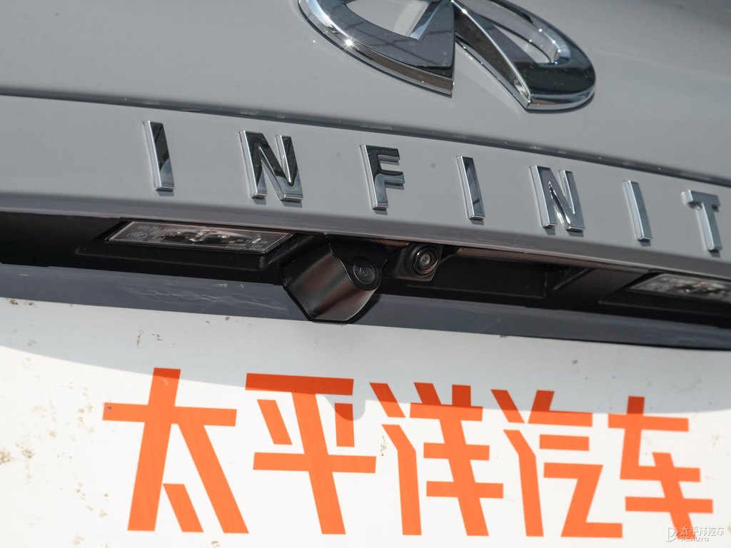 浪潮灰英菲尼迪QX50車尾外觀圖片