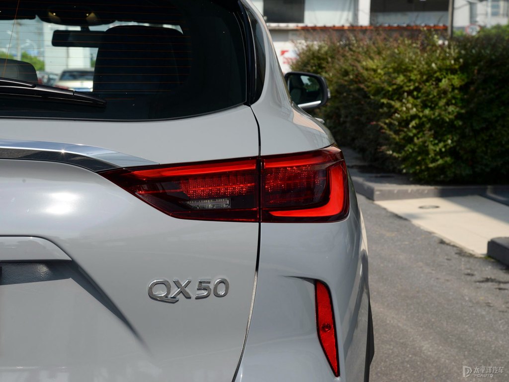 浪潮灰英菲尼迪QX50車尾外觀圖片