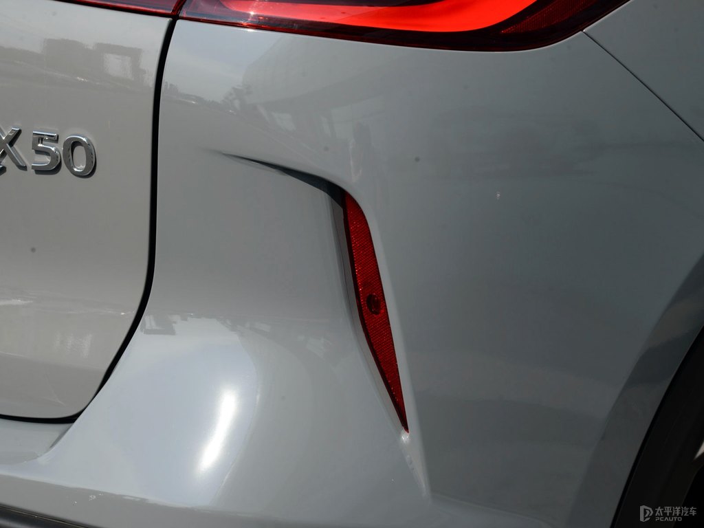 浪潮灰英菲尼迪QX50車尾外觀圖片