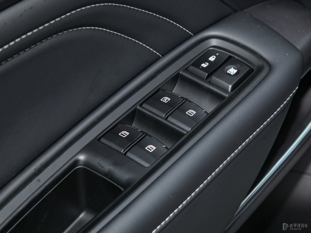 象牙白傳祺GS3車廂內(nèi)飾圖片