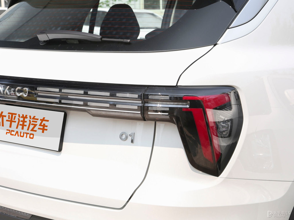 白色領(lǐng)克01車尾外觀圖片