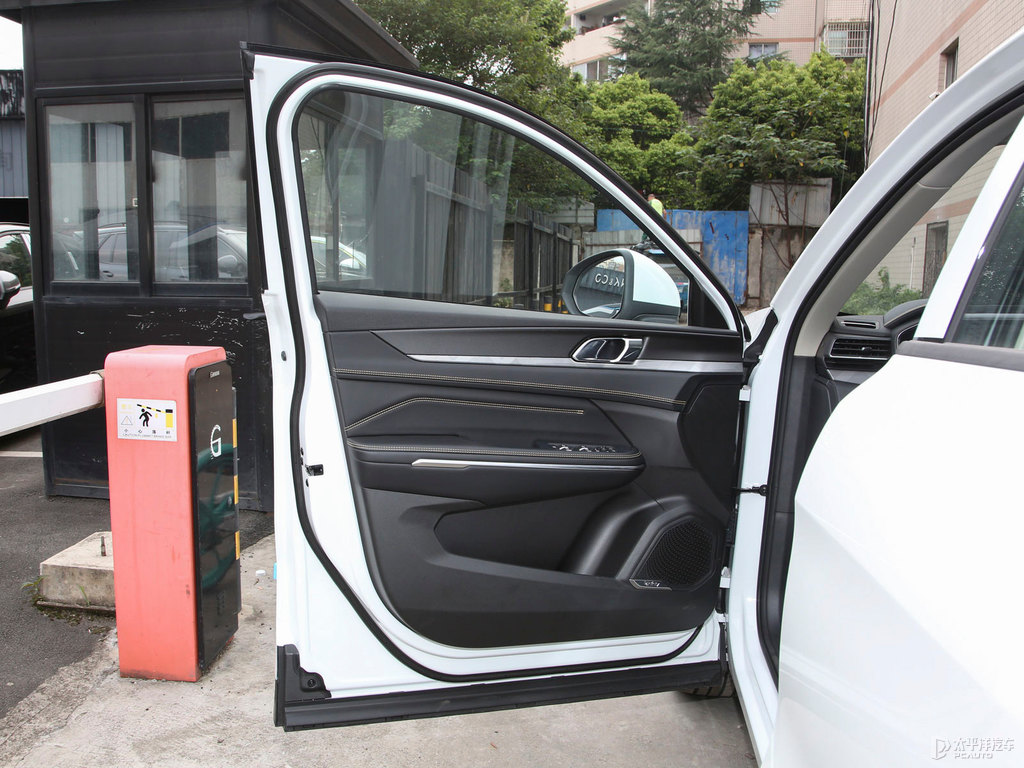 白色領(lǐng)克01車廂內(nèi)飾圖片