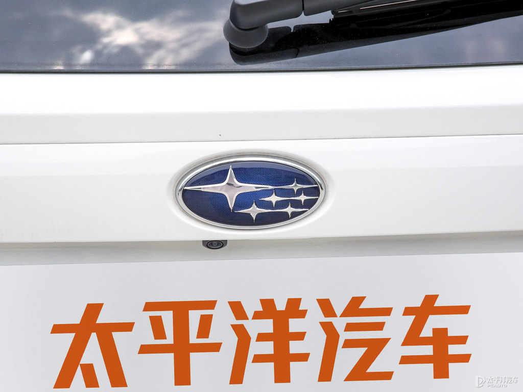 水晶珠光白斯巴魯XV車尾外觀圖片