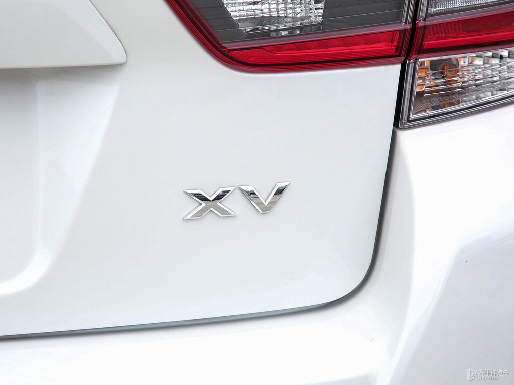 水晶珠光白斯巴魯XV車尾外觀圖片