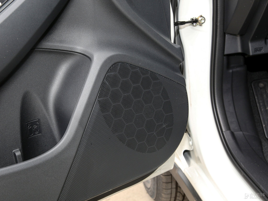水晶珠光白斯巴魯XV車廂內(nèi)飾圖片