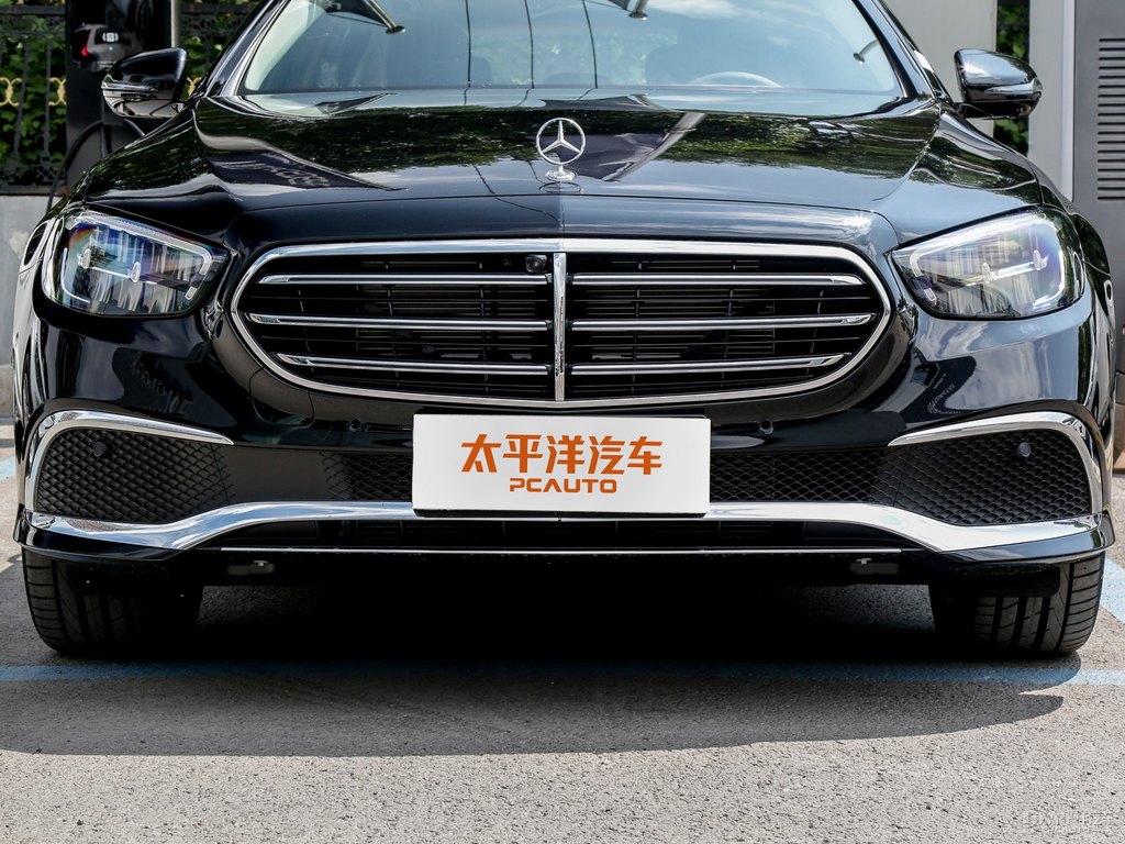 曜巖黑奔馳E級(jí)車頭外觀圖片