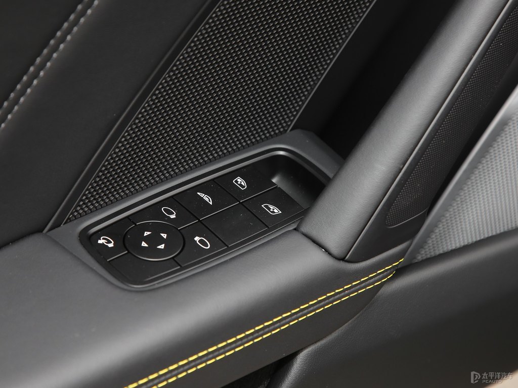 黑色保時捷911車廂內飾圖片