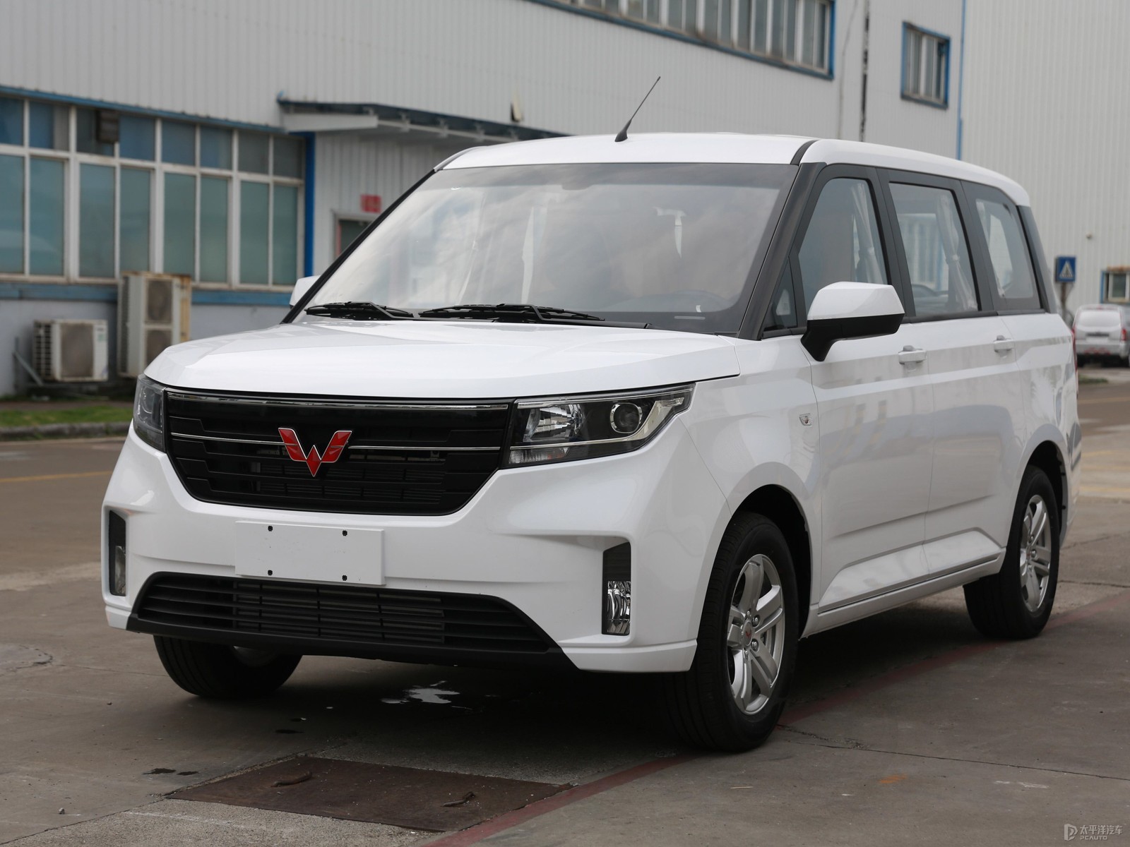 五菱微旅車外觀高清大圖