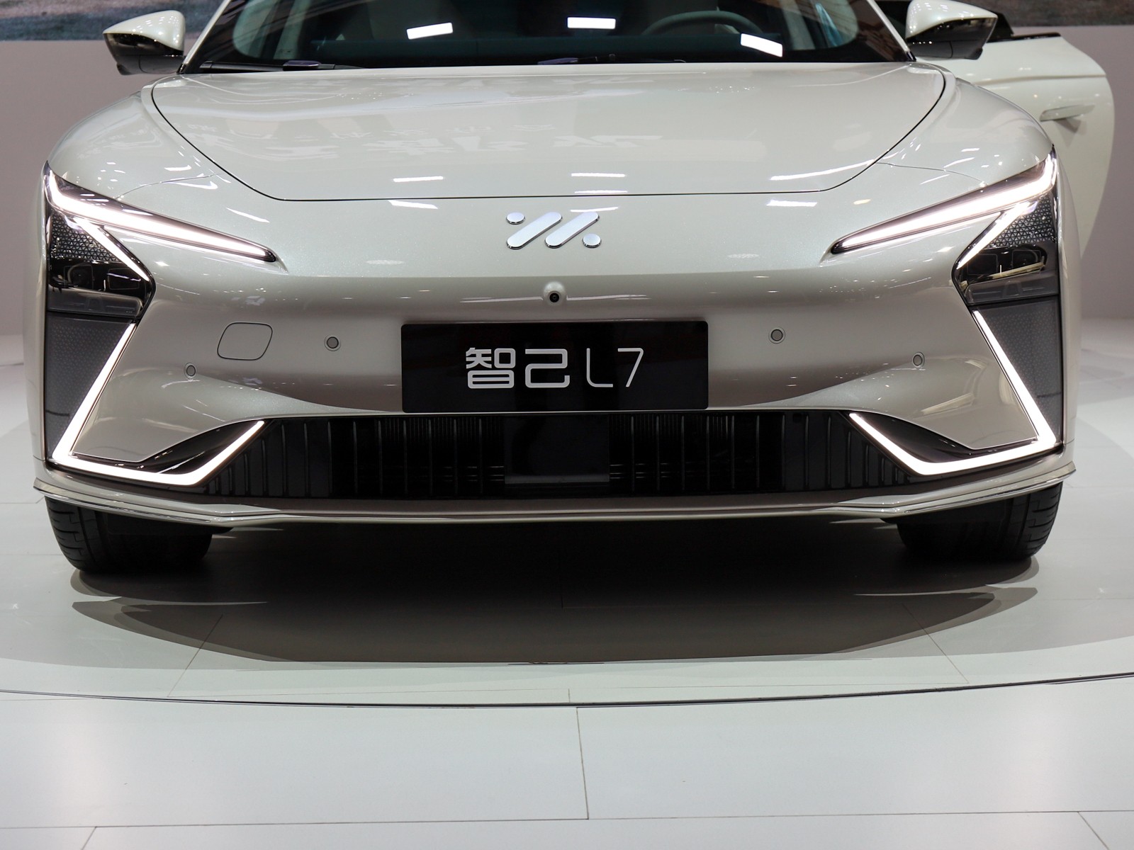 智己L7車展高清大圖