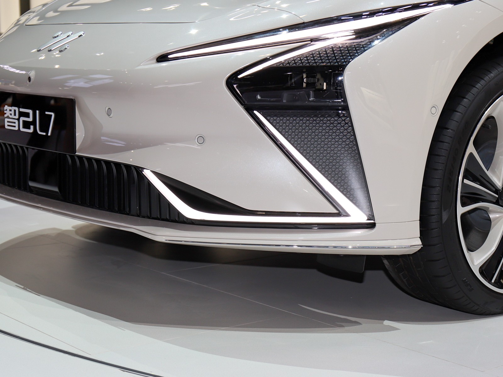 智己L7車展高清大圖