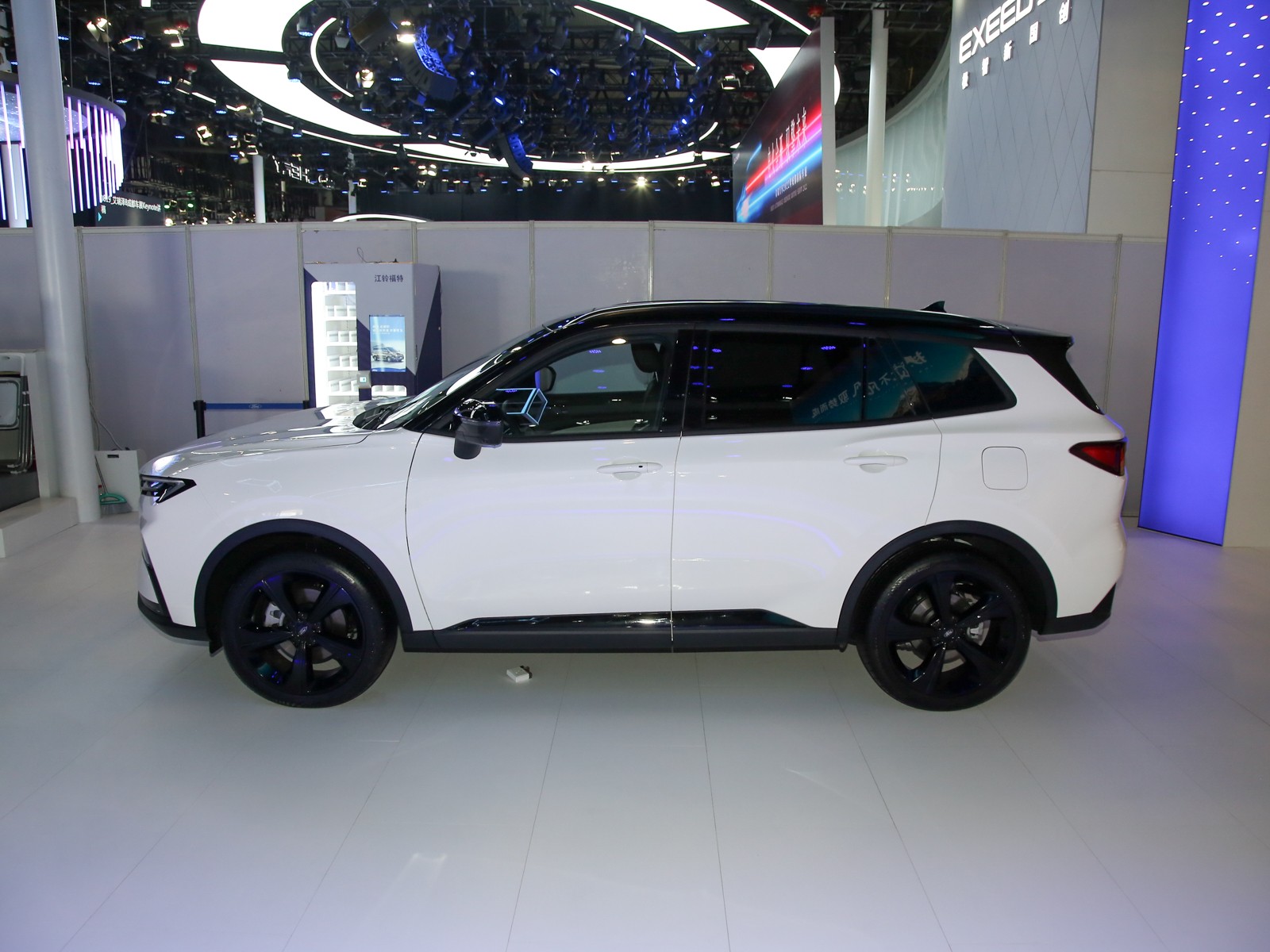領(lǐng)睿車展高清大圖