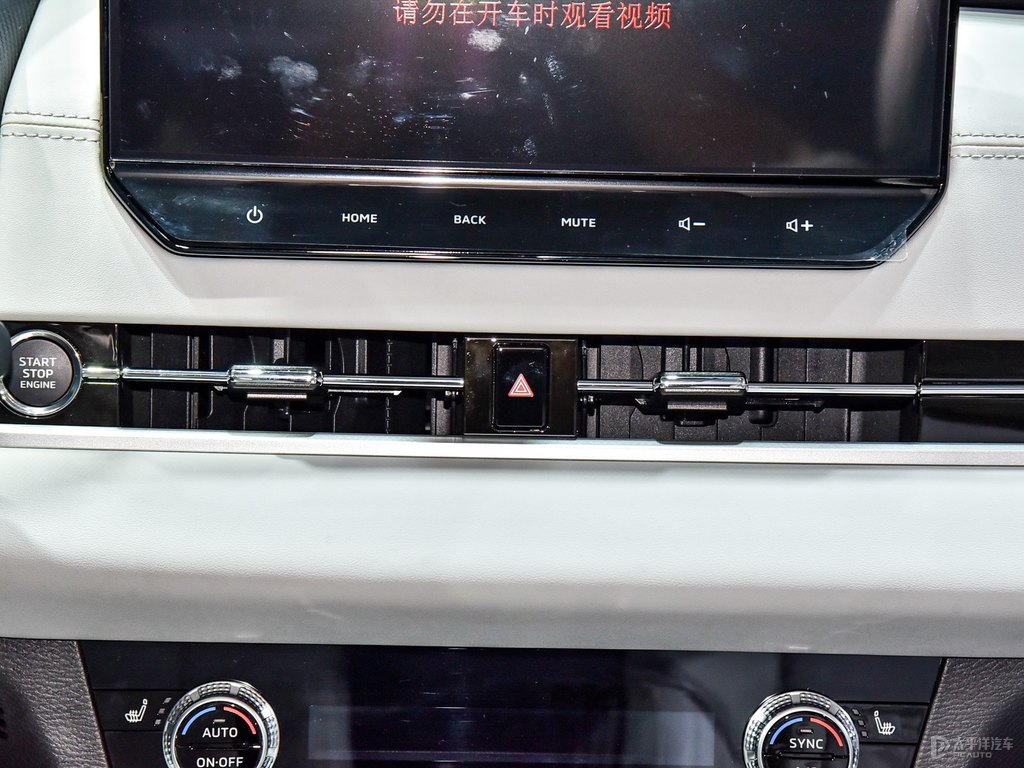 星鉆白歐藍(lán)德中控內(nèi)飾圖片