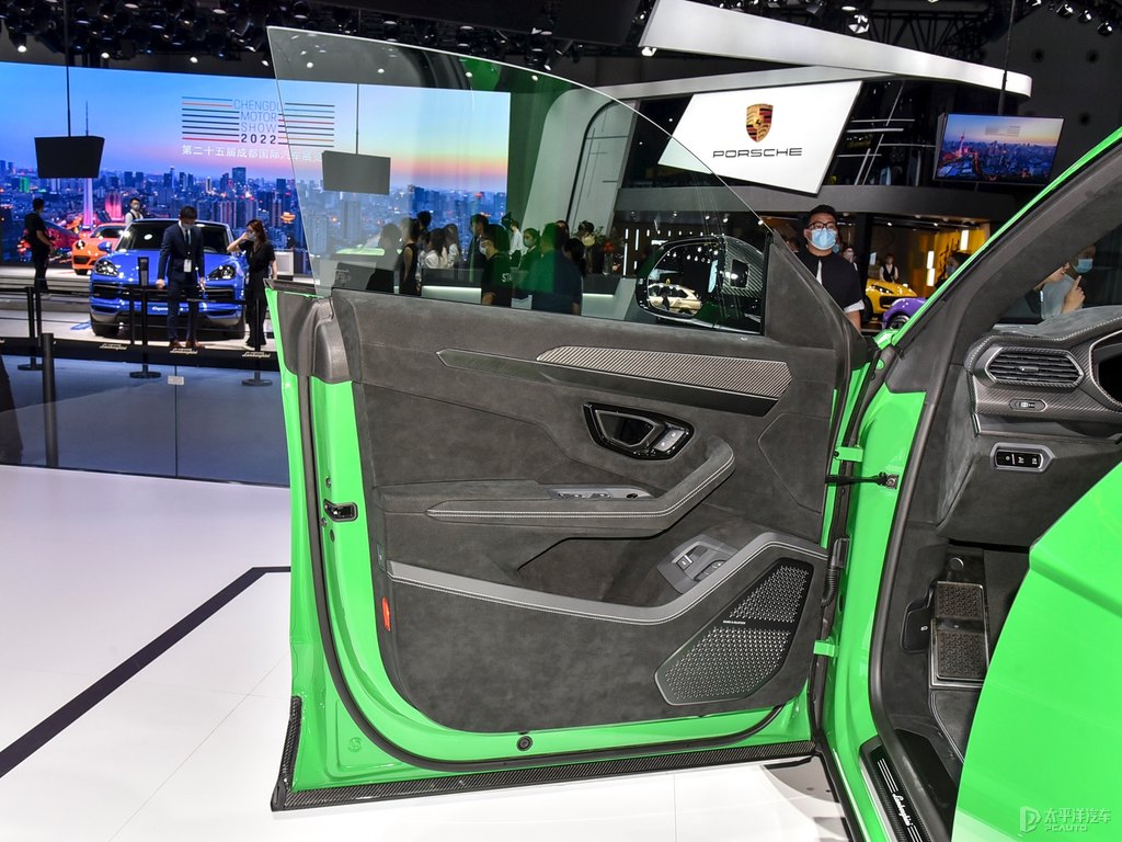 蘭博基尼Urus車(chē)廂內(nèi)飾圖片