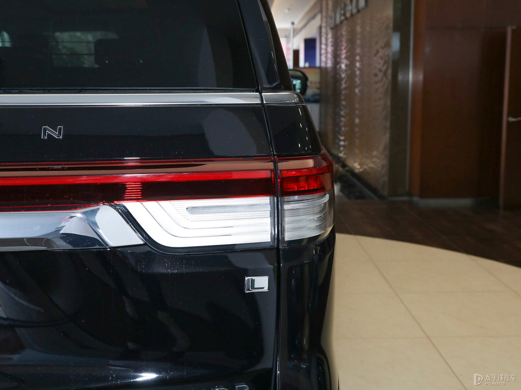 瀚金黑領(lǐng)航員車尾外觀圖片
