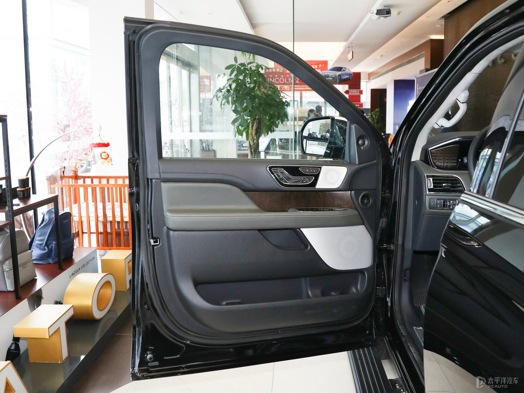 瀚金黑領(lǐng)航員車廂內(nèi)飾圖片
