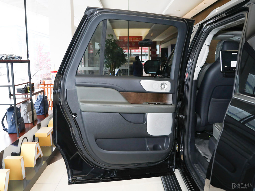 瀚金黑領(lǐng)航員車廂內(nèi)飾圖片