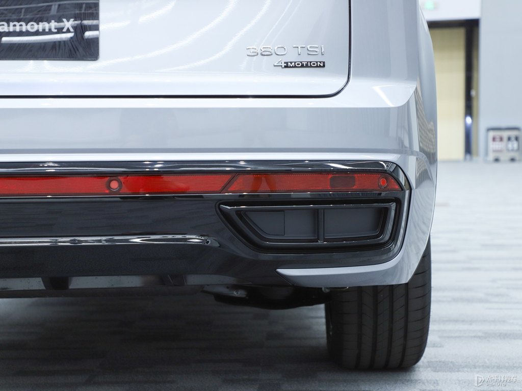 珀光銀途昂X車尾外觀圖片