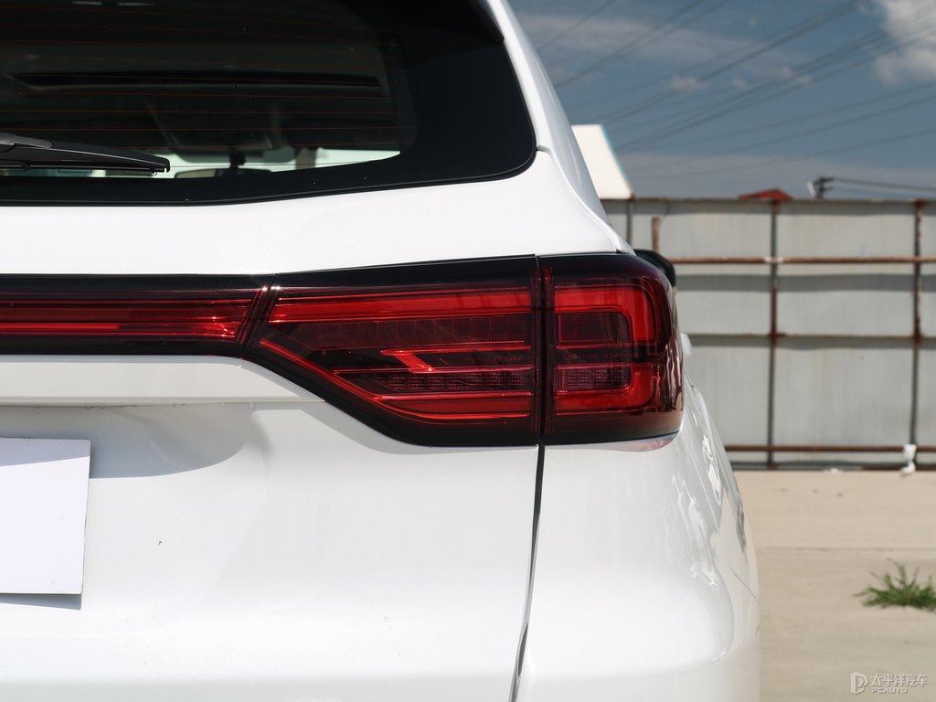精靈白長(zhǎng)安CS75車(chē)尾外觀圖片