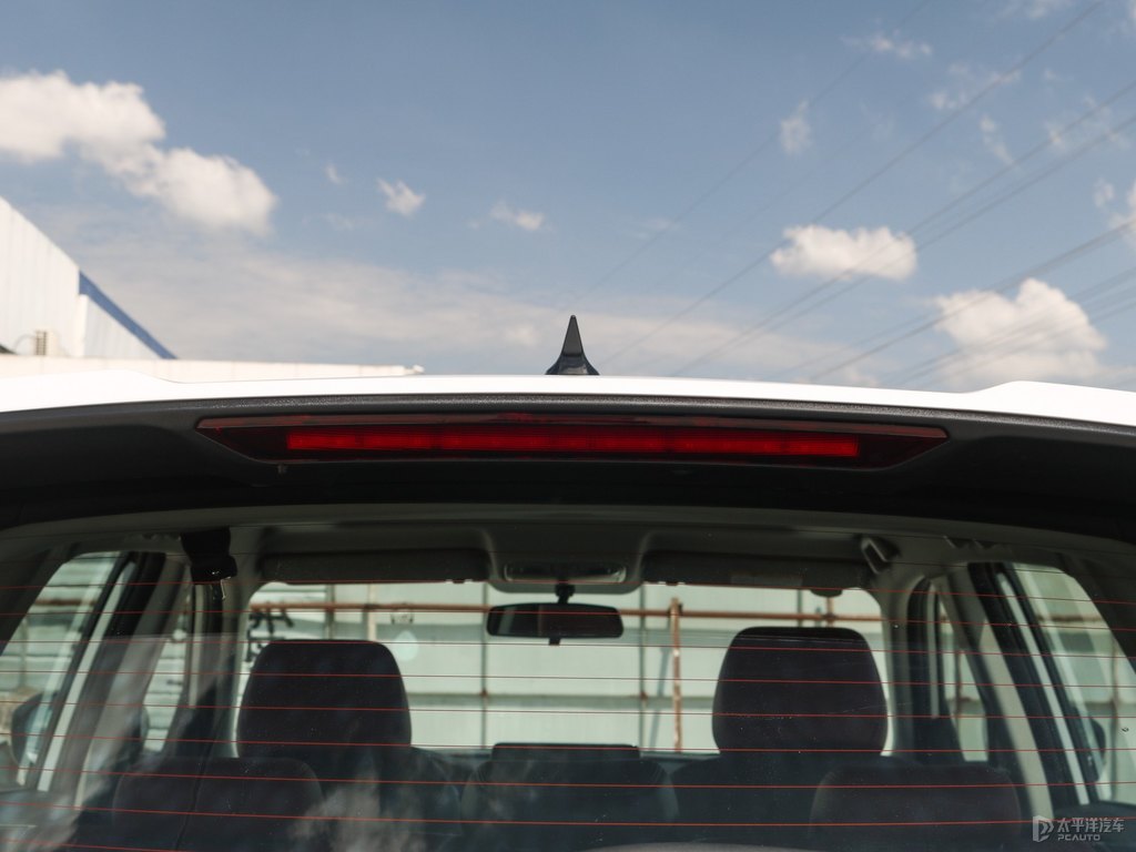 精靈白長安CS75車尾外觀圖片