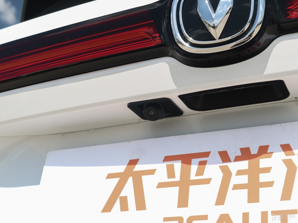 精靈白長安CS75車尾外觀圖片