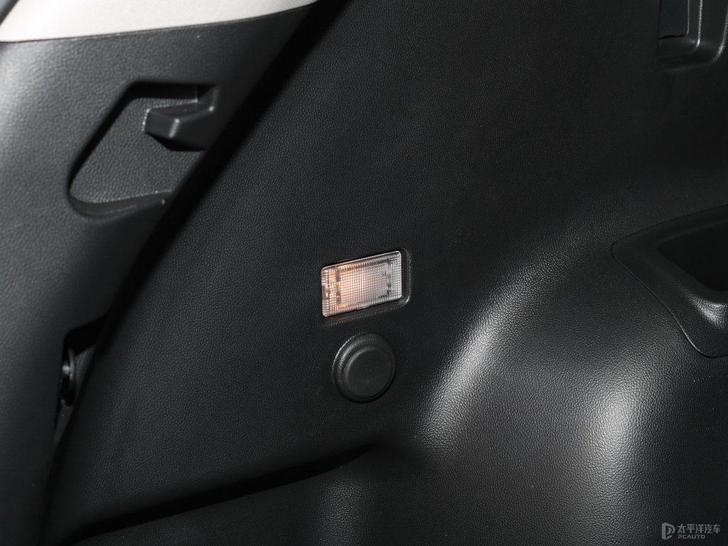 精靈白長(zhǎng)安CS75后備廂空間圖片