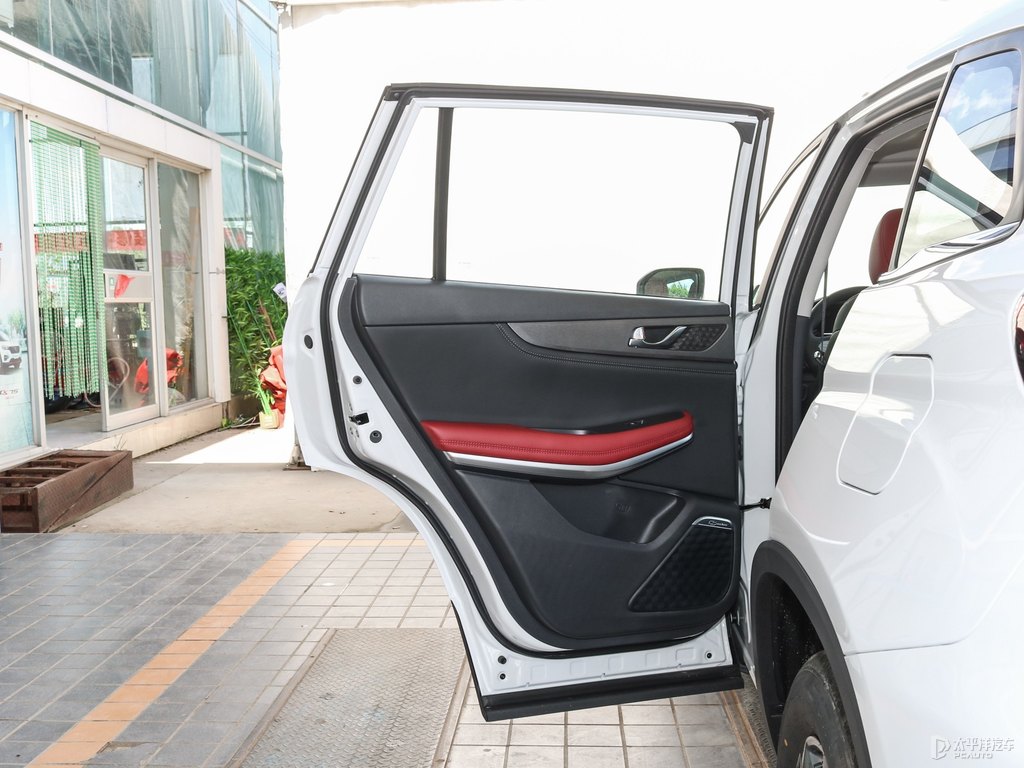 精靈白長(zhǎng)安CS75車廂內(nèi)飾圖片