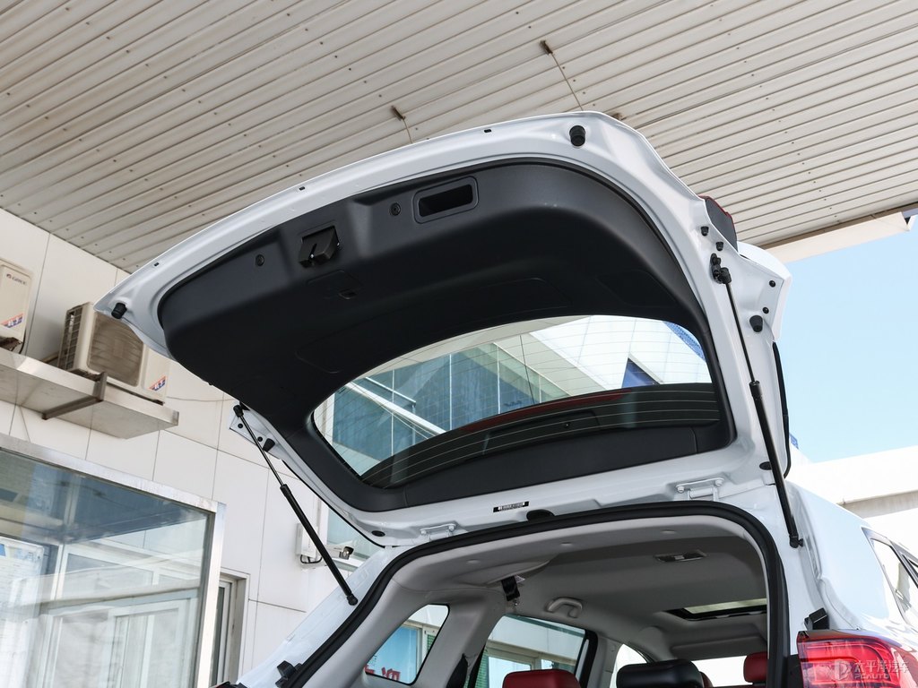 精靈白長安CS75后備廂空間圖片