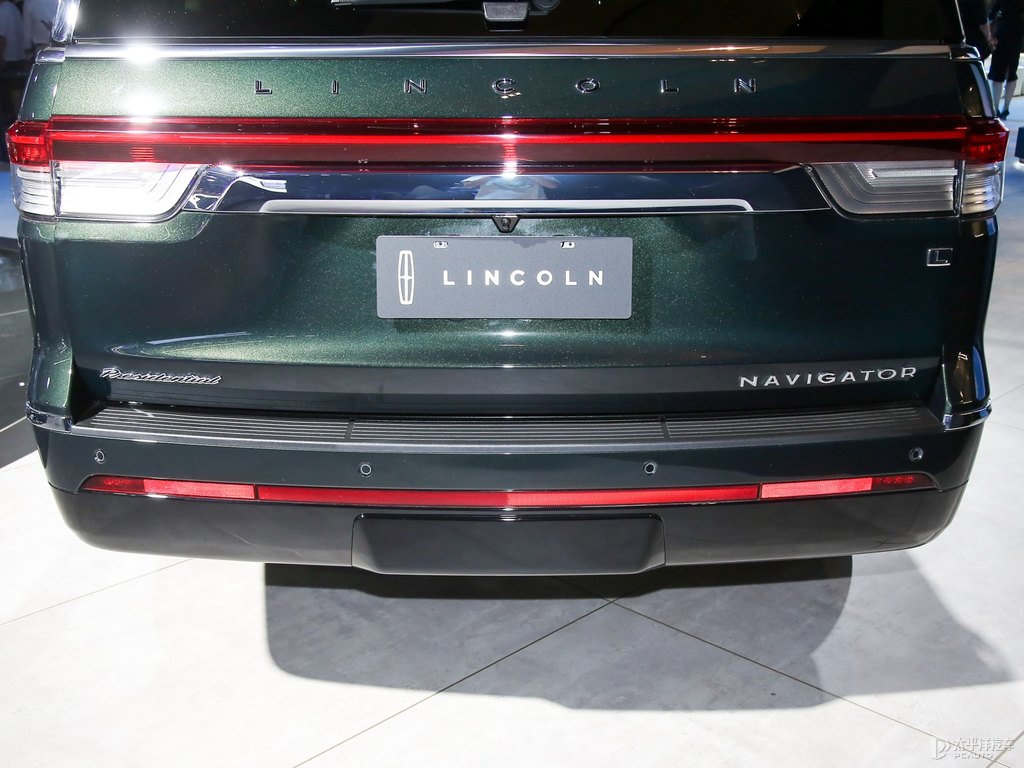 曼哈頓綠領(lǐng)航員車尾外觀圖片