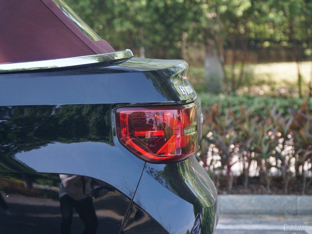 摩登黑宏光MINIEV車尾外觀圖片