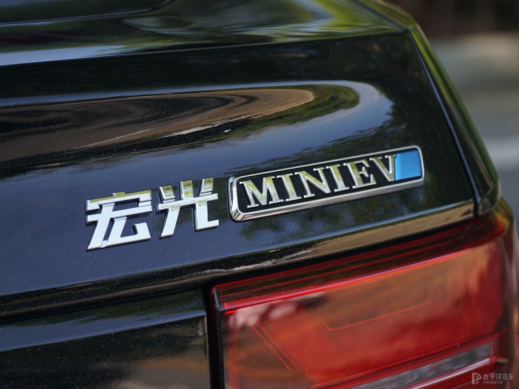 摩登黑宏光MINIEV車尾外觀圖片