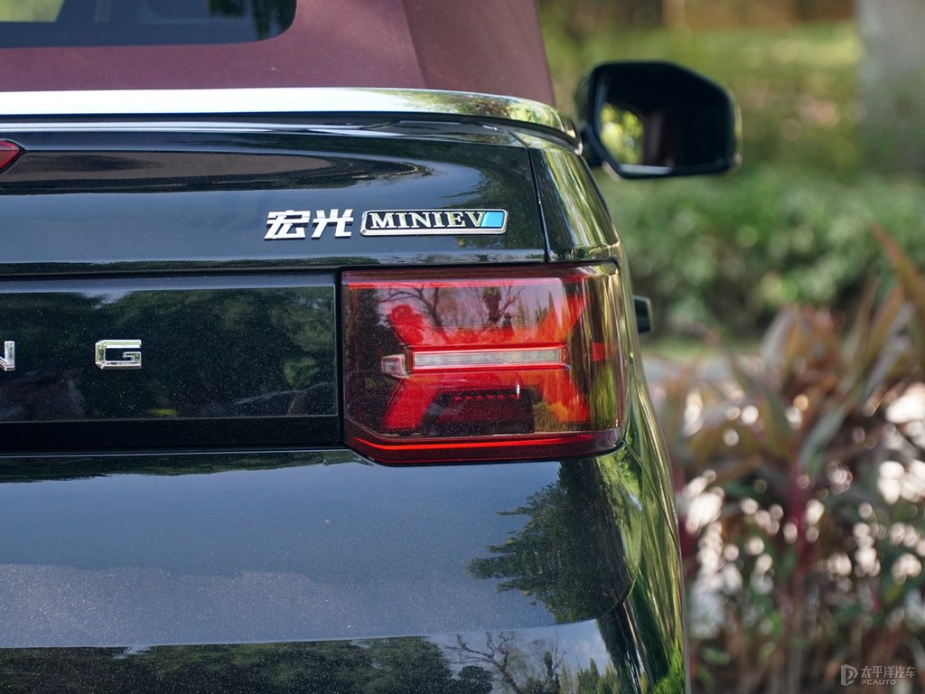 摩登黑宏光MINIEV車(chē)尾外觀(guān)圖片