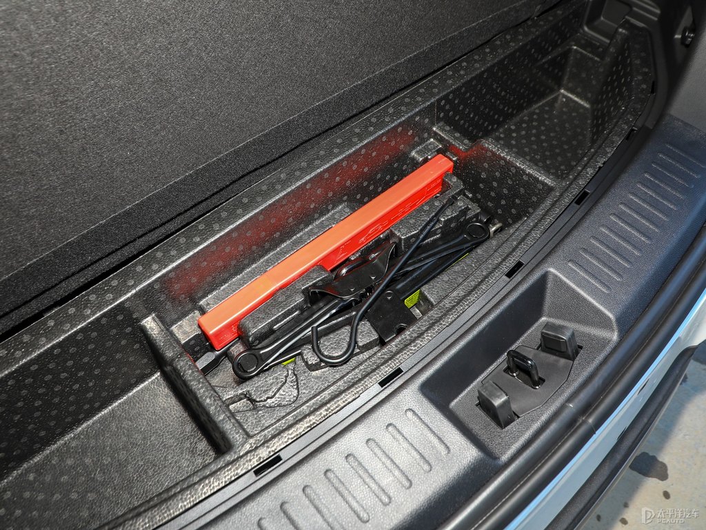 曜石黑瑞虎8后備廂空間圖片
