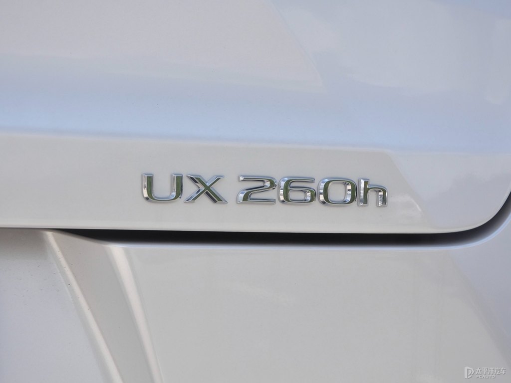 超音速石英白雷克薩斯UX車尾外觀圖片