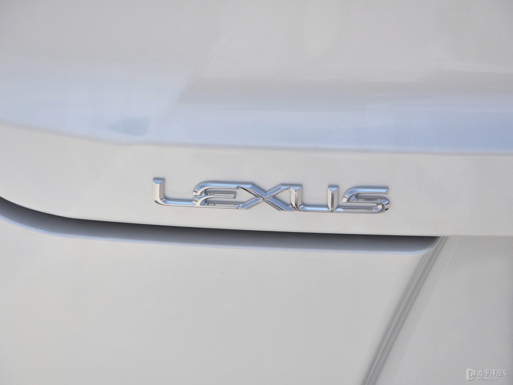 超音速石英白雷克薩斯UX車尾外觀圖片