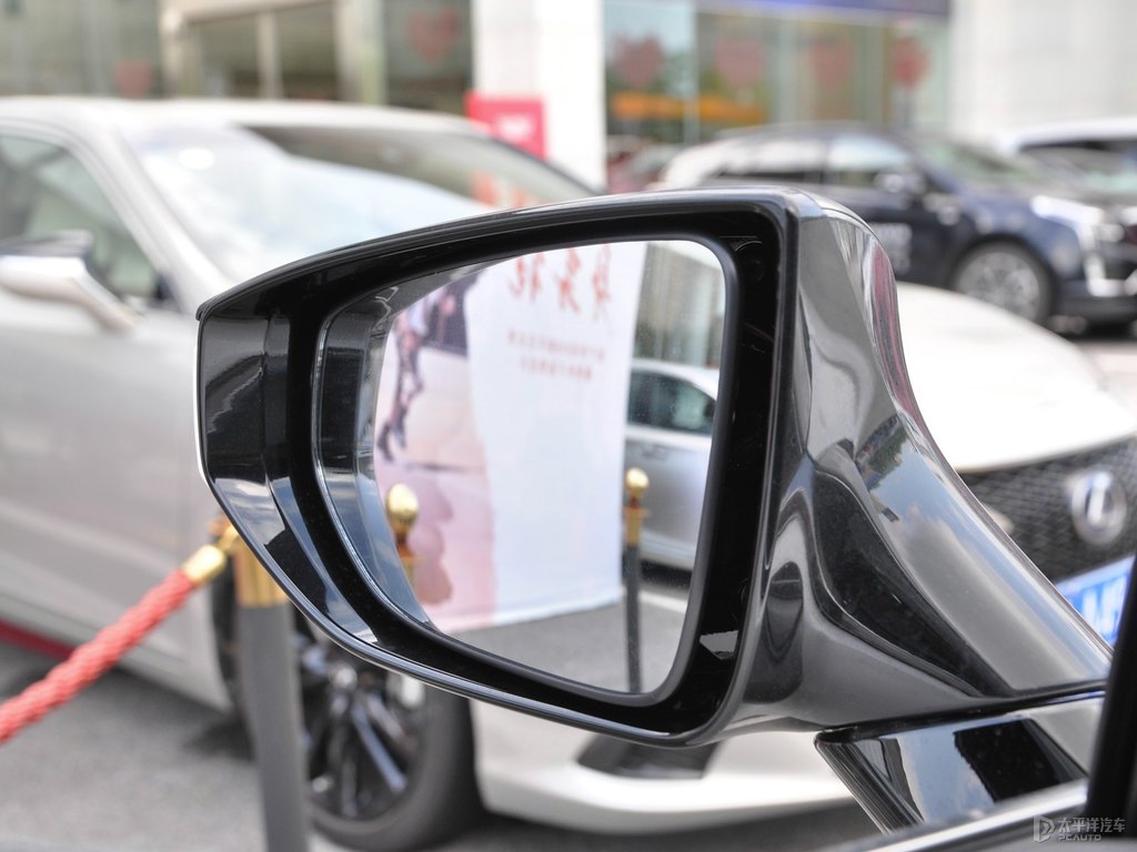 超音速石英白雷克薩斯UX車身外觀圖片