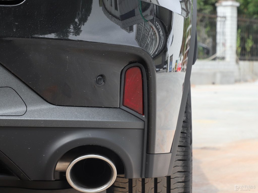 黑色領(lǐng)克01車(chē)尾外觀圖片