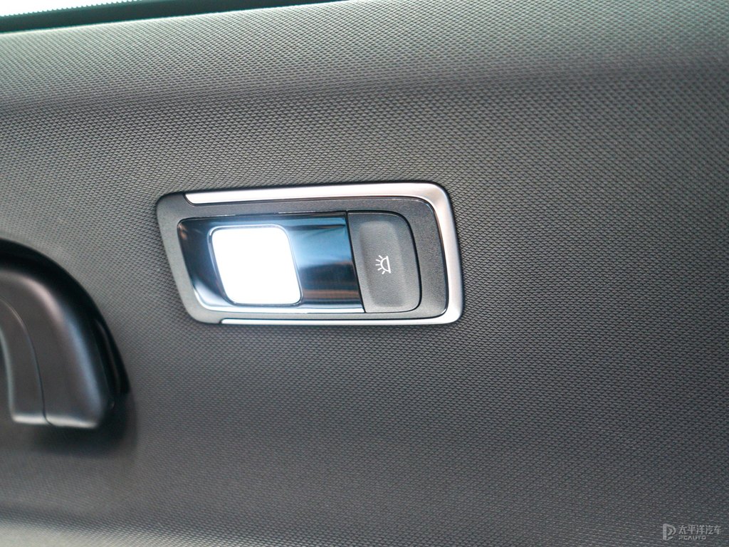 海鹽藍吉利ICON車廂內(nèi)飾圖片