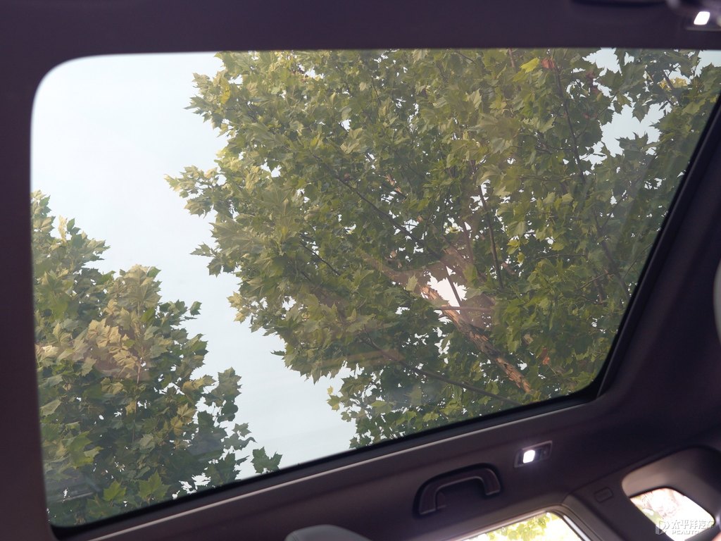 海鹽藍吉利ICON車廂內(nèi)飾圖片