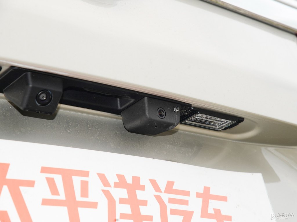 香檳金別克GL8車尾外觀圖片