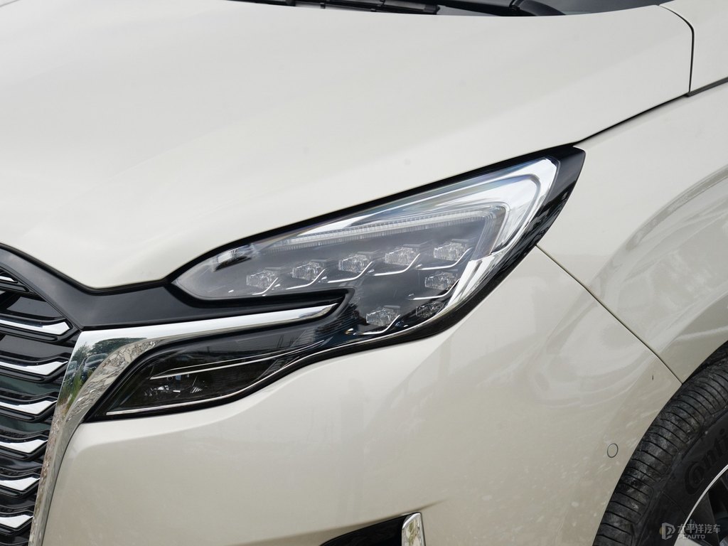 香檳金別克GL8車頭外觀圖片