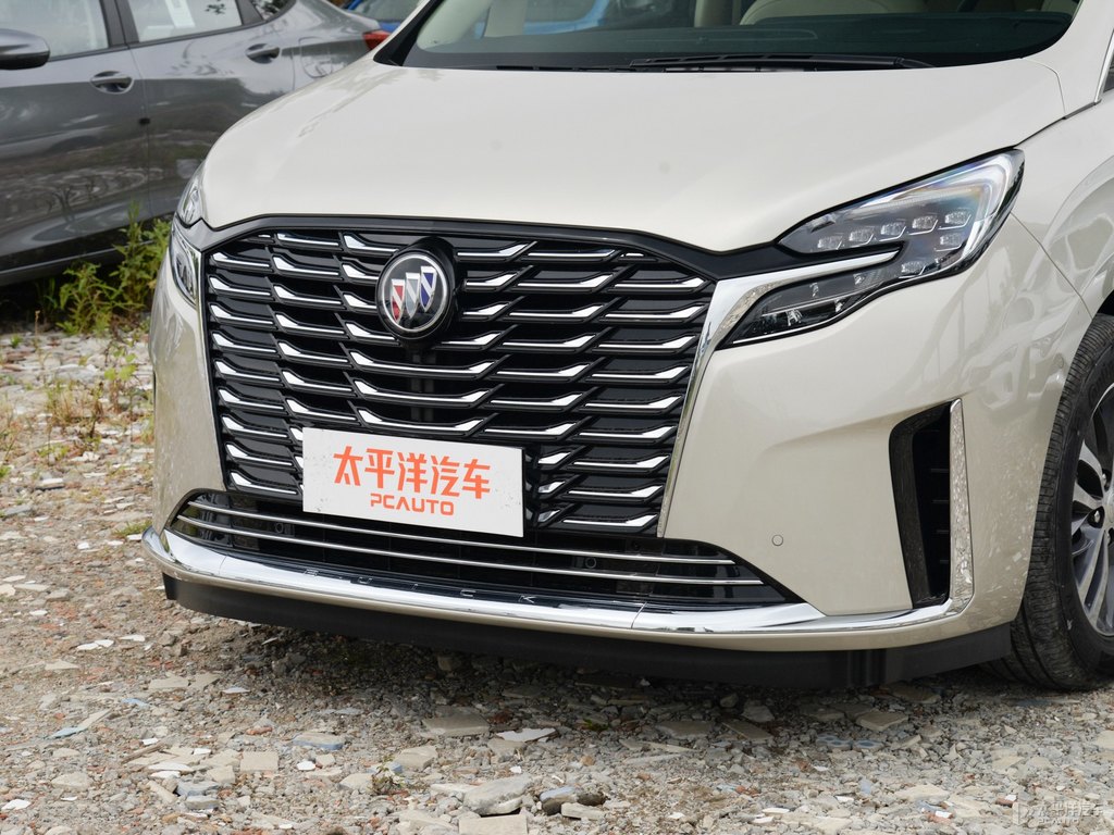 香檳金別克GL8車(chē)頭外觀(guān)圖片