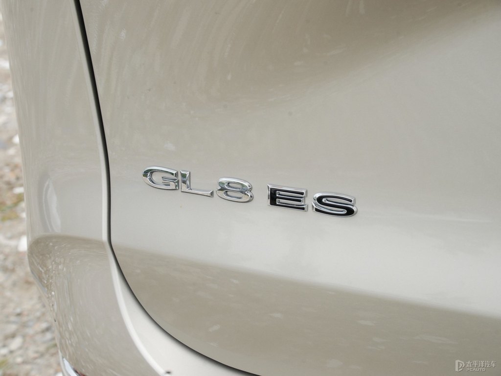 香檳金別克GL8車尾外觀圖片