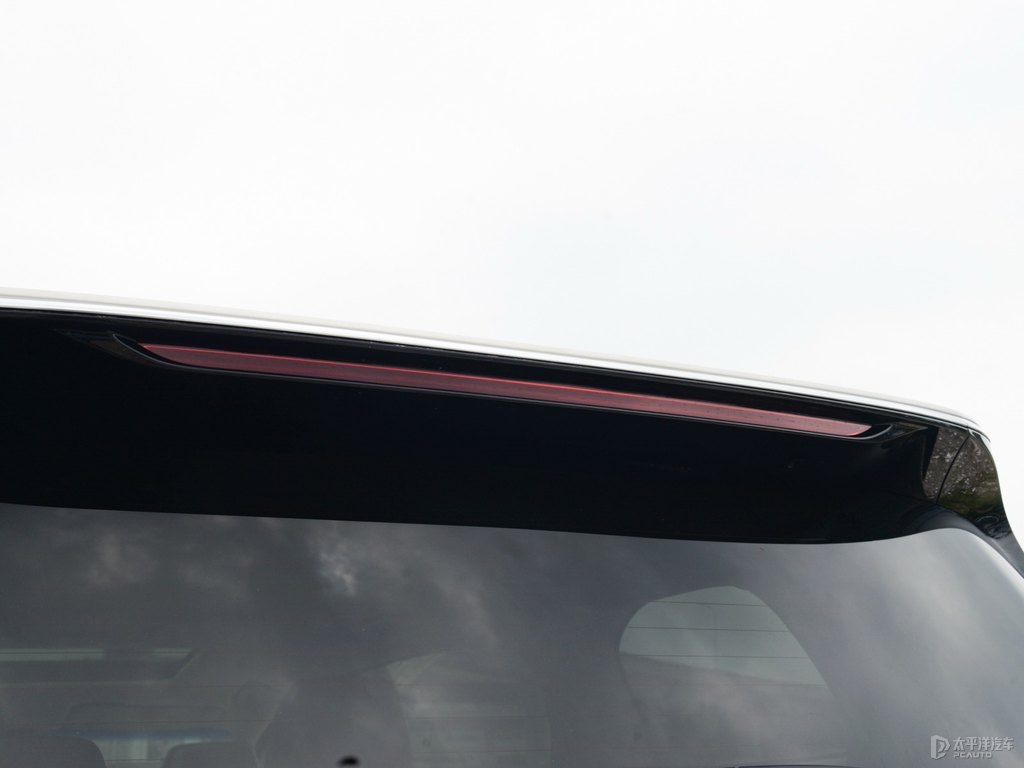 香檳金別克GL8車尾外觀圖片