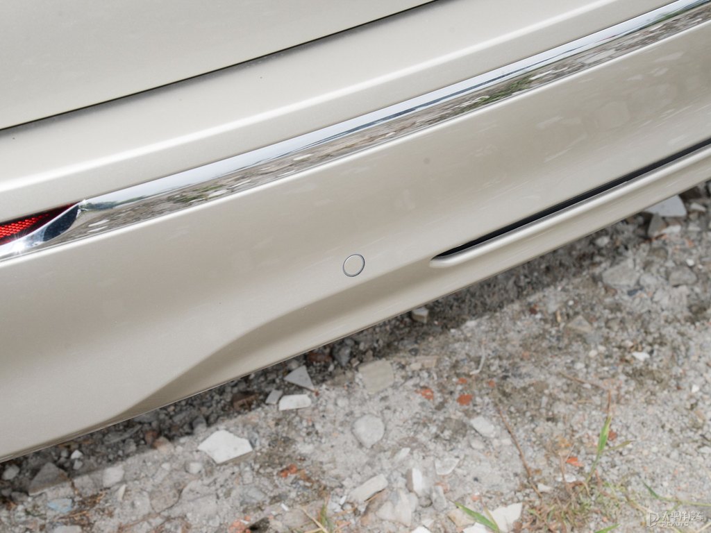 香檳金別克GL8車尾外觀圖片
