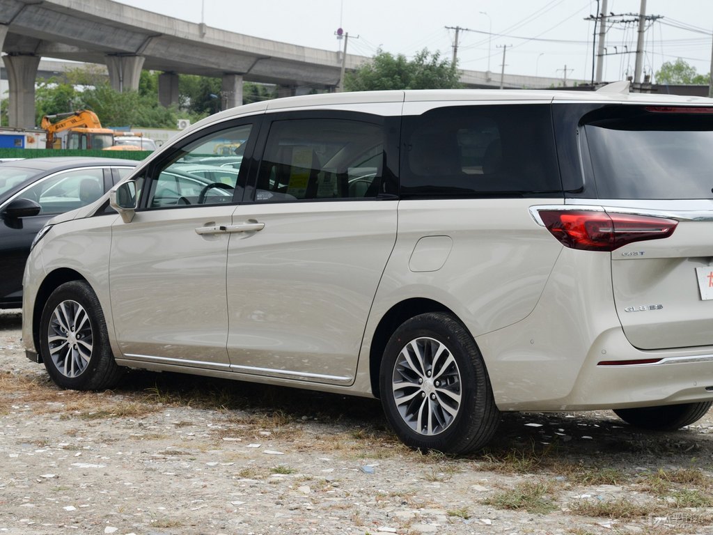 香檳金別克GL8車身外觀圖片
