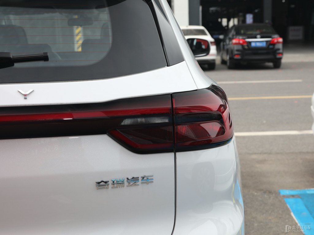 珍珠白瑞虎8車(chē)尾外觀圖片