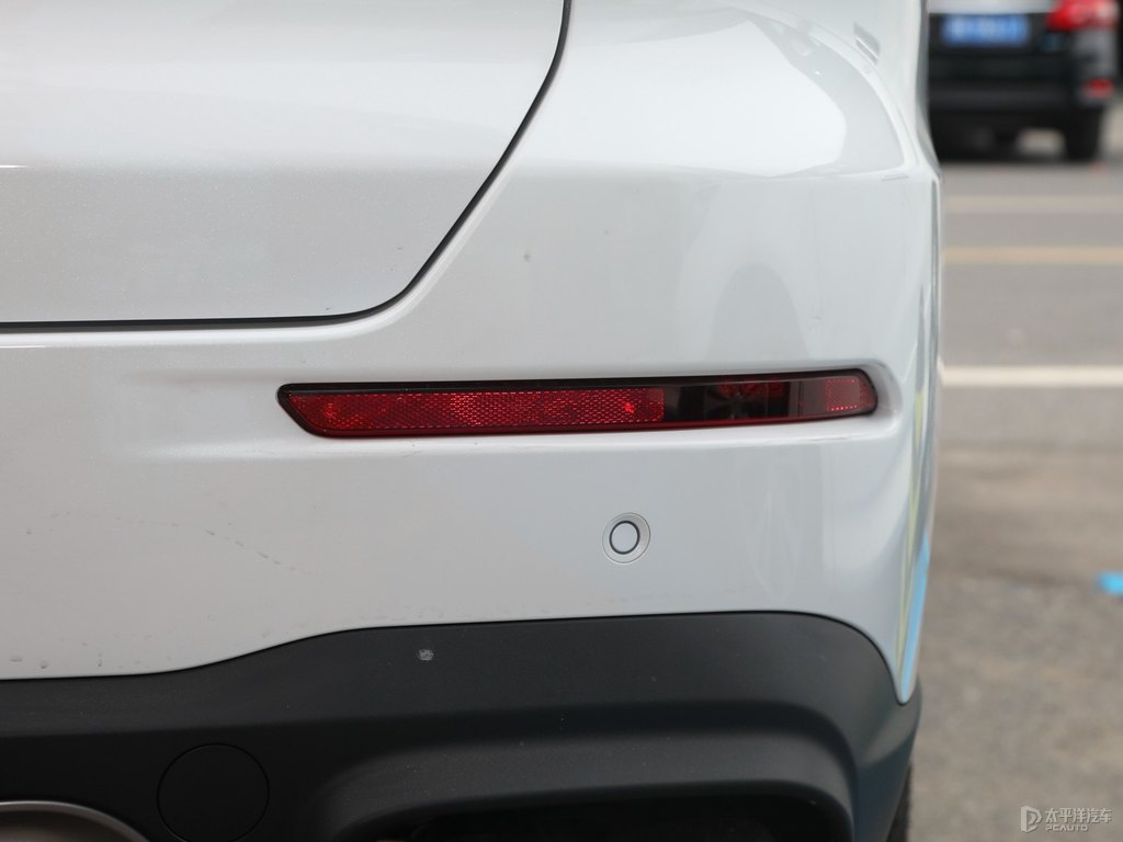 珍珠白瑞虎8車尾外觀圖片