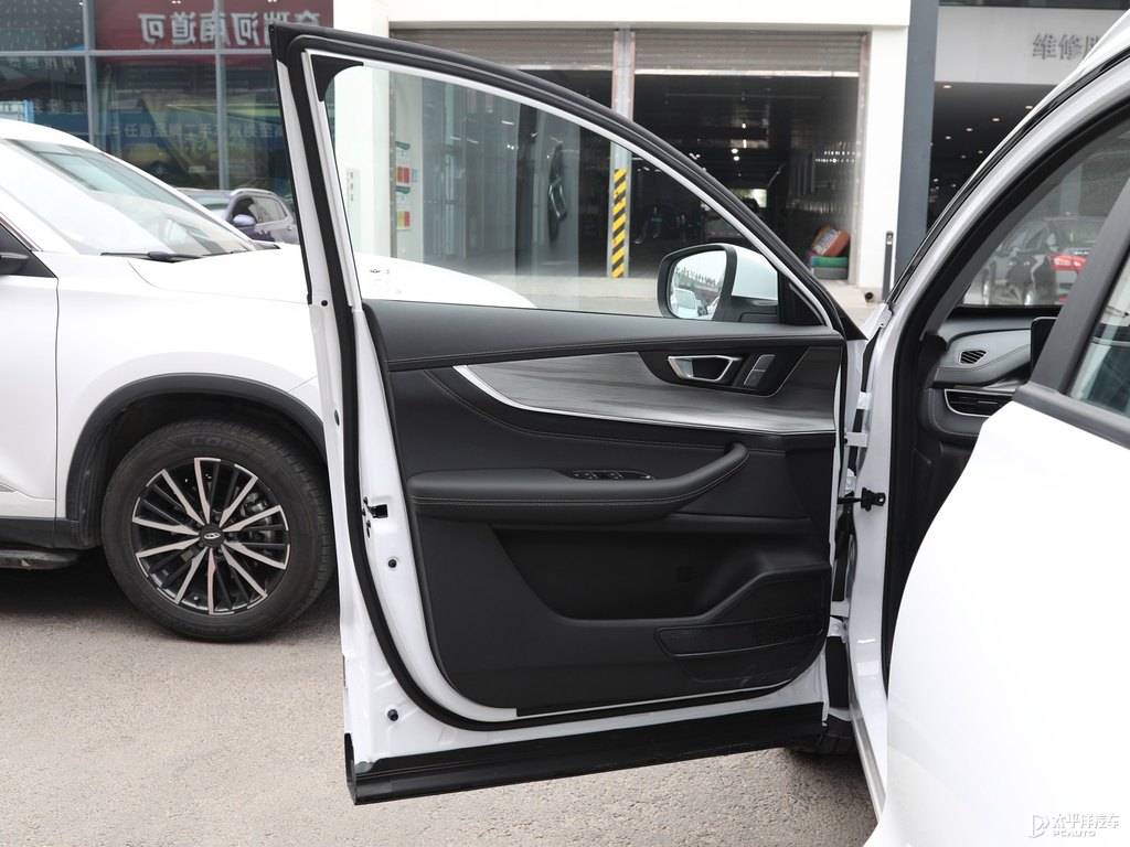 珍珠白瑞虎8車廂內(nèi)飾圖片